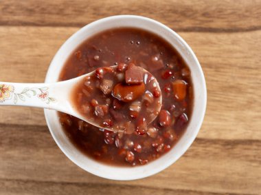 Mor tatlı patatesli, fasulyeli ve fasulyeli ve kırmızı fasulyeli.