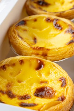 Dikey kompozisyonda bir kutuda Portekiz yumurta tartları görünümü