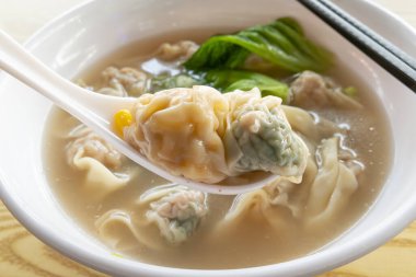 Açı görünüm kasesi farklı stilde wontonlar