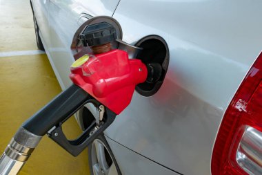 Benzin pompası arabaya doluyor.