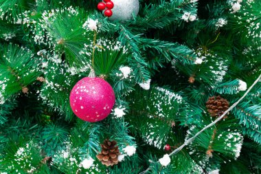 Noel ağacının süslemeleri yatay bileşime yakın olan kısmı