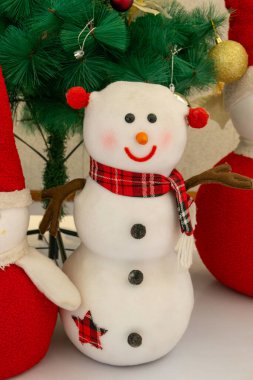 İçerideki dikey kompozisyonda sevimli bir kardan adam.