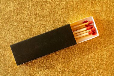Altın arkaplanda üst görünüm kibrit kutusu