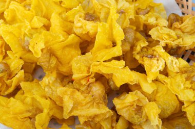 Yatay bileşiminde kızartılmış gevrek wonton.