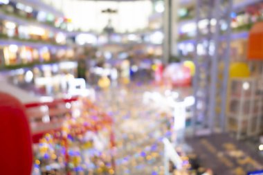 Yatay kompozisyonda odaklanmış alışveriş merkezi arkaplanı