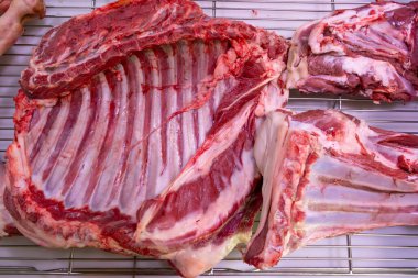 Piyasada kuzu pirzolası