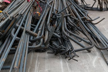 Yatay bileşimde yerdeki deforme çubuklar