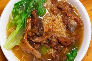 Üst taraf taze et eriştesi yatay kompozisyonda.