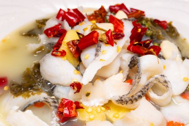 Açı görüşlü haşlanmış balık, lahana turşusu ve kırmızı biber yakın plan.