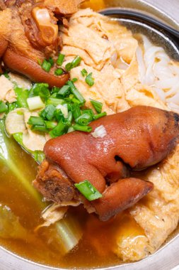 Yuba ve paçaları dikey kompozisyonda pirinç eriştesi.