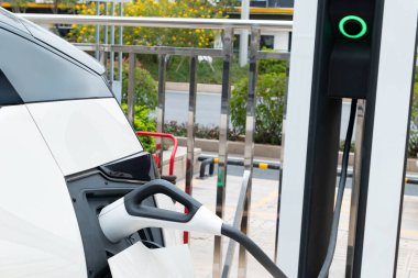 yatay olarak şarj edilen bir elektrikli araba