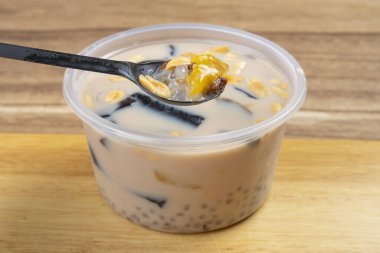 Açılı kase şurubu ot jölesi, mango, fıstık, tapyoka ve jöle karışımı. yatay bileşiminde