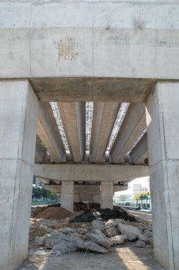 Dikey bileşikte inşaat halindeki beton otoyolun alt görüntüsü