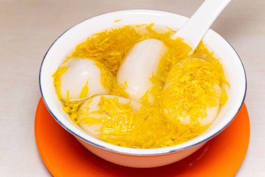 Açılı görüntü kasesi. Kasımpatı. Yapışkan pirinç topları yatay kompozisyonda.