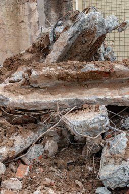 Dikey bileşikteki eski bir binanın yıkımı