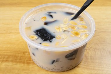 Açılı kase şurubu ot jölesi, mango, fıstık, tapyoka ve jöle karışımı. yatay bileşiminde