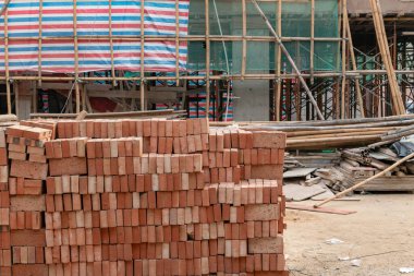 Yatay bileşimde tuğlalar ve inşaat alanı