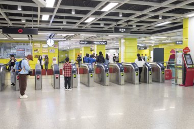 GuangZhou GuangDong Çin - 21 Ekim 2023 GuangZhou Metro İstasyonu.
