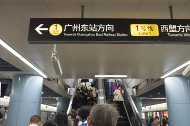GuangZhou GuangDong Çin - 21 Ekim 2023 GuangZhou Metro İstasyonu.