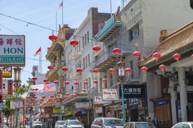 San Francisco California ABD-8 Ekim 2013: Gündüz vakti San Francisco sokak manzaralı Çin Mahallesi.