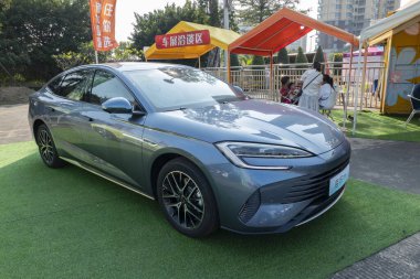 ZHONGSHAN GUANGDONG Çin - 26 Kasım 2023: gri bir BYD mührü DM-i elektrikli araba.