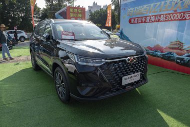ZHONGSHAN GUANGDONG Çin - 26 Kasım 2023: siyah bir Chery Tiggo 8 arabası.