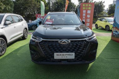 ZHONGSHAN GUANGDONG Çin - 26 Kasım 2023: siyah bir Chery Tiggo 8 arabası.