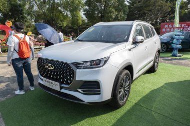 ZHONGSHAN GUANGDONG Çin - 26 Kasım 2023: gri bir Chery Tiggo 8 arabası.