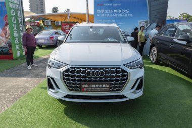 ZHONGSHAN GUANGDONG Çin - 26 Kasım 2023: beyaz bir Audi arabası.