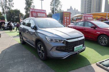 ZHONGSHAN GUANGDONG Çin - 26 Kasım 2023: Gri bir BYD Song Pro DM-i elektrikli araba.