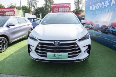 ZHONGSHAN GUANGDONG Çin - 26 Kasım 2023: beyaz bir BYD Tang DM-i elektrikli araba.