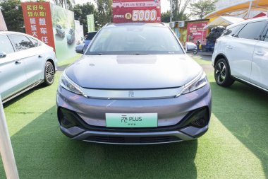 ZHONGSHAN GUANGDONG Çin - 26 Kasım 2023: gri bir BYD Yuan + elektrikli araba.