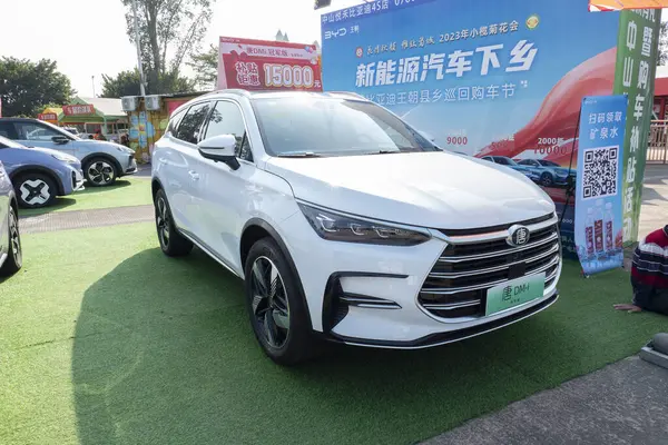 ZHONGSHAN GUANGDONG Çin - 26 Kasım 2023: beyaz bir BYD Tang DM-i elektrikli araba.