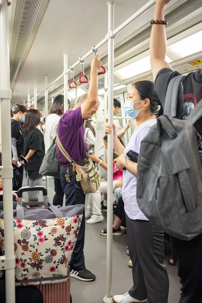 GuangZhou GuangDong Çin - 7 Temmuz 2023: GuangZhou Metro 'daki insanlar dikey kompozisyonda.