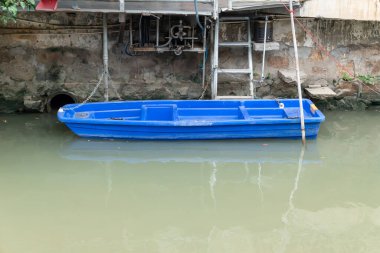 Nehirde küçük mavi bir tekne