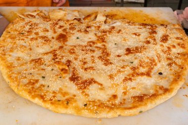 Yatay kompozisyonda büyük bir gözleme