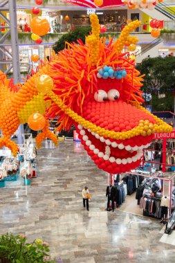 ZHONGSHAN Çin - 30 Ocak 2024: Dikey kompozisyondaki bir alışveriş merkezinde balonlardan yapılmış dev boyutta bir ejderha.