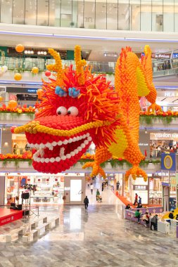 ZHONGSHAN Çin - 30 Ocak 2024: Dikey kompozisyondaki bir alışveriş merkezinde balonlardan yapılmış dev boyutta bir ejderha.