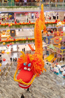 ZHONGSHAN Çin - 30 Ocak 2024: Dikey kompozisyondaki bir alışveriş merkezinde balonlardan yapılmış dev boyutta bir ejderha.