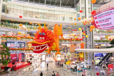 ZHONGSHAN Çin - 30 Ocak 2024: Yatay kompozisyondaki bir alışveriş merkezinde balonlardan yapılmış dev boyutta bir ejderha.