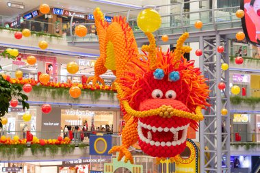 ZHONGSHAN Çin - 30 Ocak 2024: Yatay kompozisyondaki bir alışveriş merkezinde balonlardan yapılmış dev boyutta bir ejderha.
