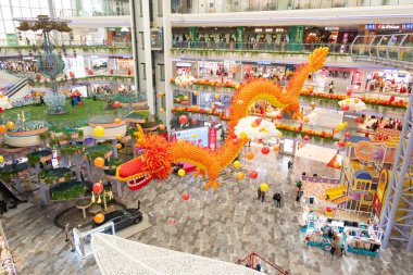 ZHONGSHAN Çin - 30 Ocak 2024: Yatay kompozisyondaki bir alışveriş merkezinde balonlardan yapılmış dev boyutta bir ejderha.