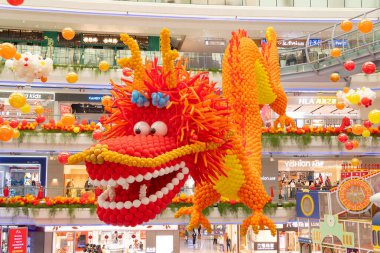 ZHONGSHAN Çin - 30 Ocak 2024: Yatay kompozisyondaki bir alışveriş merkezinde balonlardan yapılmış dev boyutta bir ejderha.