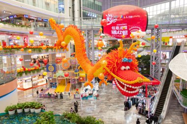 ZHONGSHAN Çin - 30 Ocak 2024: Yatay kompozisyondaki bir alışveriş merkezinde balonlardan yapılmış dev boyutta bir ejderha.