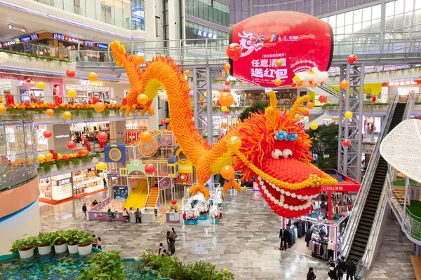 ZHONGSHAN Çin - 30 Ocak 2024: Yatay kompozisyondaki bir alışveriş merkezinde balonlardan yapılmış dev boyutta bir ejderha.