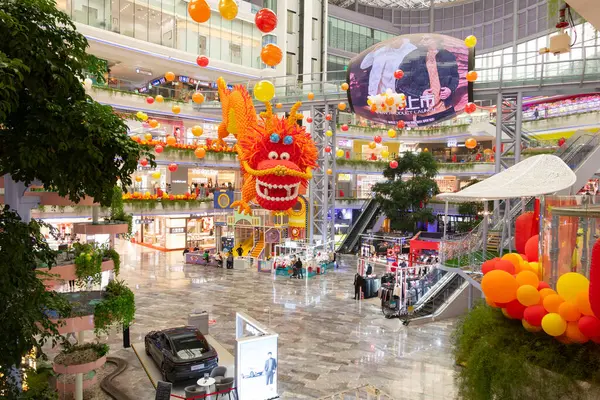 ZHONGSHAN Çin - 30 Ocak 2024: Yatay kompozisyondaki bir alışveriş merkezinde balonlardan yapılmış dev boyutta bir ejderha.