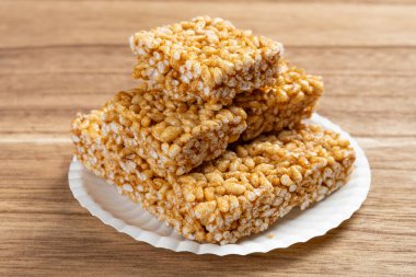 Bir tabakta pirinç kalıpları şişirilmiş açı görünümü