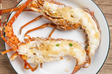 Tabakta taze pişmiş ıstakoz.