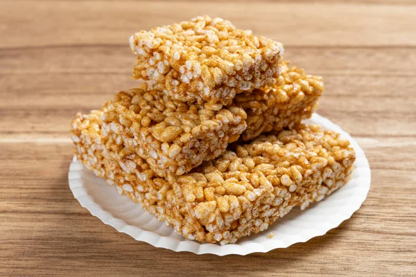 Bir tabakta pirinç kalıpları şişirilmiş açı görünümü