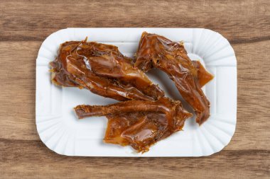 Üst görünüm ördek boyun aperatifleri veya yatay kompozisyonda ördek köprücük kemikleri